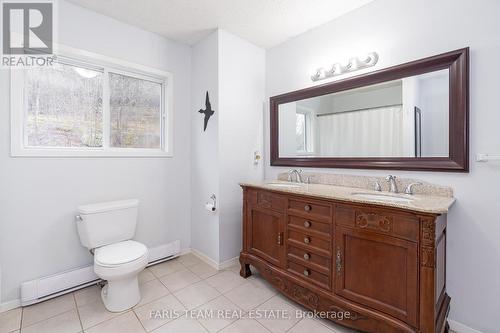 949 Raymond Rd, Muskoka Lakes, ON - Indoor Photo Showing Bathroom