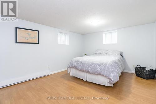 949 Raymond Road, Muskoka Lakes, ON - Indoor Photo Showing Bedroom