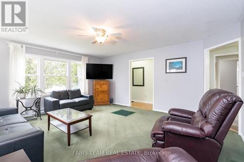 949 Raymond Rd, Muskoka Lakes, ON - Indoor Photo Showing Living Room