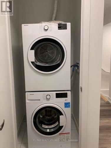 #E7 -20 Palace St, Kitchener, ON - Indoor Photo Showing Laundry Room