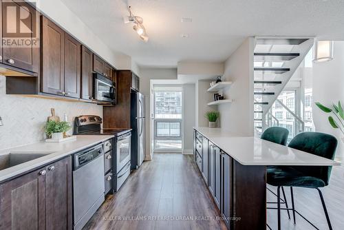 #512 -155 Legion Rd N, Toronto, ON - Indoor Photo Showing Kitchen With Upgraded Kitchen