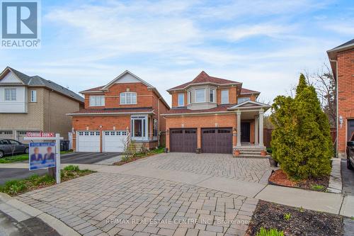 1045 Knotty Pine Grve, Mississauga, ON - Outdoor With Facade