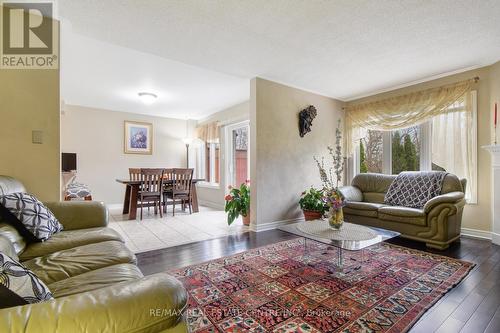 1045 Knotty Pine Grove, Mississauga, ON - Indoor Photo Showing Living Room