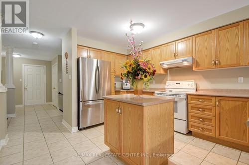 1045 Knotty Pine Grve, Mississauga, ON - Indoor Photo Showing Kitchen