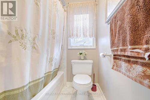 1045 Knotty Pine Grve, Mississauga, ON - Indoor Photo Showing Bathroom