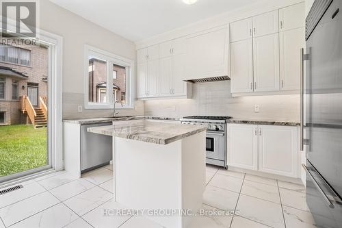 24 Solar St, Richmond Hill, ON - Indoor Photo Showing Kitchen With Upgraded Kitchen