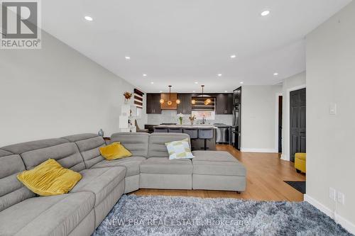 143 Luxury Avenue, Bradford West Gwillimbury, ON - Indoor Photo Showing Living Room