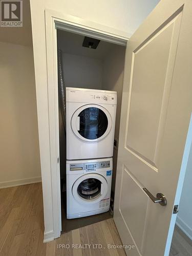 #208 -9205 Yonge St, Richmond Hill, ON - Indoor Photo Showing Laundry Room
