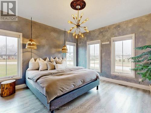2 Thoroughbred Dr, Oro-Medonte, ON - Indoor Photo Showing Bedroom