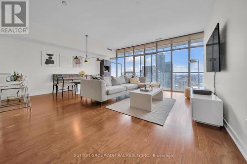 #3306 -33 Charles St E, Toronto, ON - Indoor Photo Showing Living Room