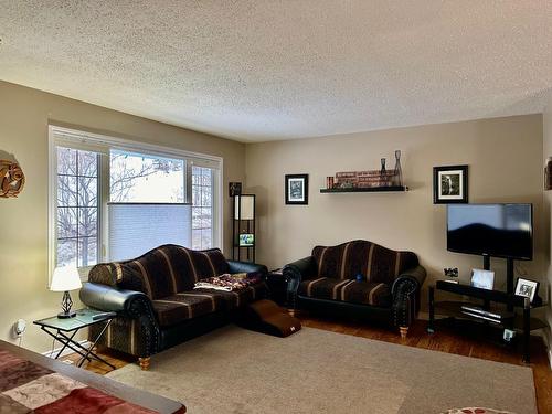 302 Alpine Place, Sparwood, BC - Indoor Photo Showing Living Room