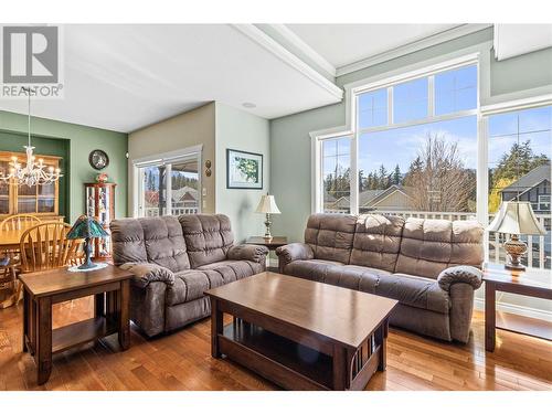 1850 23 Street Ne, Salmon Arm, BC - Indoor Photo Showing Living Room