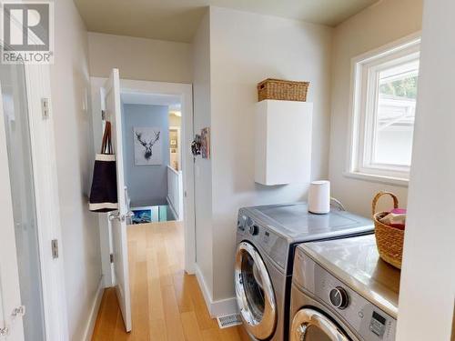 8535 Fern Road, Powell River, BC - Indoor Photo Showing Laundry Room