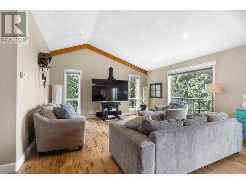 4444 June Springs Road, Kelowna, BC - Indoor Photo Showing Living Room