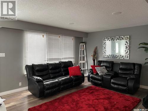 318 Myrtle Avenue, Yorkton, SK - Indoor Photo Showing Living Room