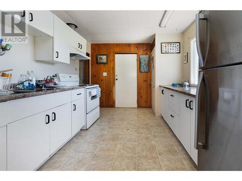 3521 20 Avenue Ne, Salmon Arm, BC - Indoor Photo Showing Kitchen