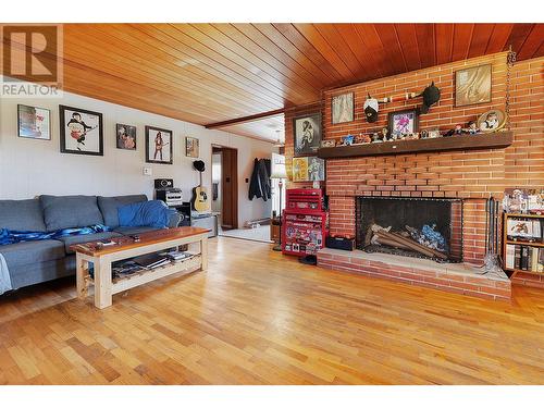 3521 20 Avenue Ne, Salmon Arm, BC - Indoor Photo Showing Living Room With Fireplace