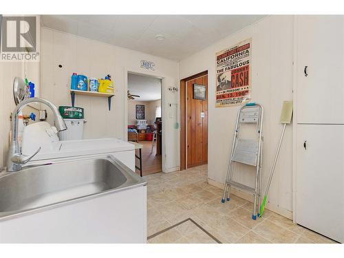 3521 20 Avenue Ne, Salmon Arm, BC - Indoor Photo Showing Laundry Room