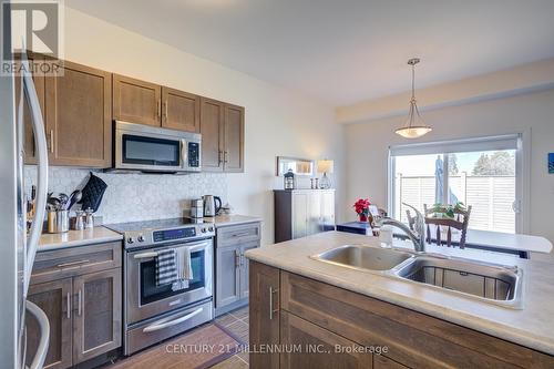 51 Bur Oak Drive, Thorold, ON - Indoor Photo Showing Kitchen With Double Sink