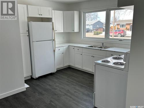 351 26Th Street, Battleford, SK - Indoor Photo Showing Kitchen With Double Sink
