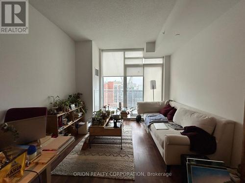 1007 - 68 Merton Street, Toronto C10, ON - Indoor Photo Showing Living Room