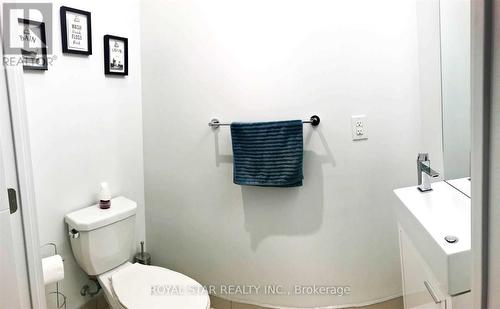 #104 -525 Adelaide St W, Toronto, ON - Indoor Photo Showing Bathroom