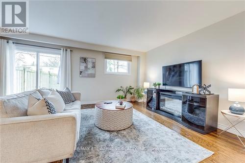 629 Francis Rd, Burlington, ON - Indoor Photo Showing Living Room