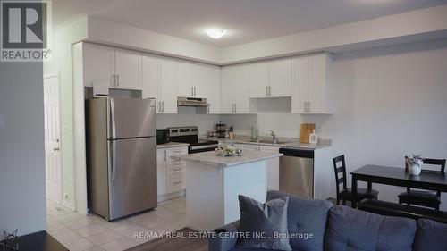 60 Cosmopolitan Common St, St. Catharines, ON - Indoor Photo Showing Kitchen