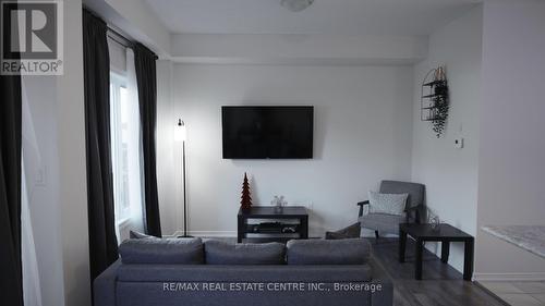 60 Cosmopolitan Common St, St. Catharines, ON - Indoor Photo Showing Living Room