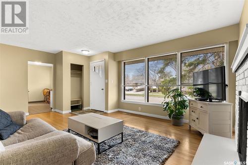 609 Broadway Avenue E, Regina, SK - Indoor Photo Showing Living Room