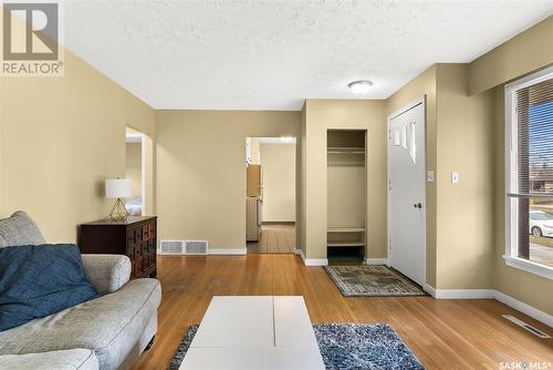 609 Broadway Avenue E, Regina, SK - Indoor Photo Showing Living Room