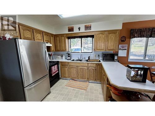 4894 Kemmi Crescent, 108 Mile Ranch, BC - Indoor Photo Showing Kitchen With Double Sink