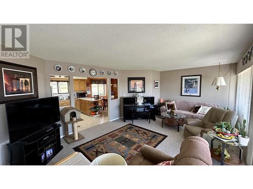 4894 Kemmi Crescent, 108 Mile Ranch, BC - Indoor Photo Showing Living Room