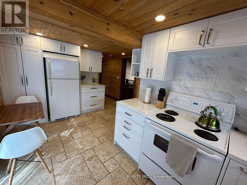 98 33Rd Street, Wasaga Beach, ON - Indoor Photo Showing Kitchen