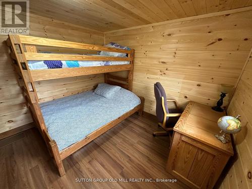 98 33Rd St, Wasaga Beach, ON - Indoor Photo Showing Bedroom