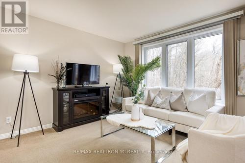 22 Westmeadow Dr, Kitchener, ON - Indoor Photo Showing Living Room