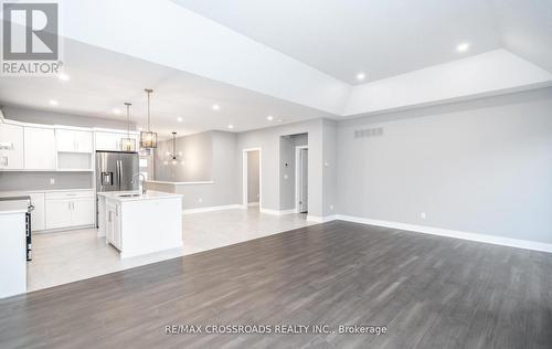 614 Old Course Trail, Welland, ON - Indoor Photo Showing Kitchen