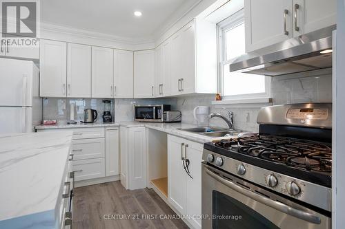 33 Wilson Avenue S, Chatham-Kent, ON - Indoor Photo Showing Kitchen With Double Sink