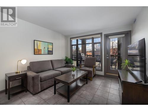 654 Cook Road Unit# 208, Kelowna, BC - Indoor Photo Showing Living Room