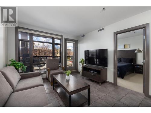 654 Cook Road Unit# 208, Kelowna, BC - Indoor Photo Showing Living Room