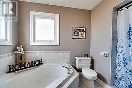 3173 Innisdale Rd, Mississauga, ON - Indoor Photo Showing Bathroom