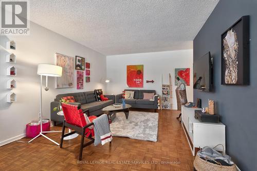 #103 -14 Norris Pl, St. Catharines, ON - Indoor Photo Showing Living Room