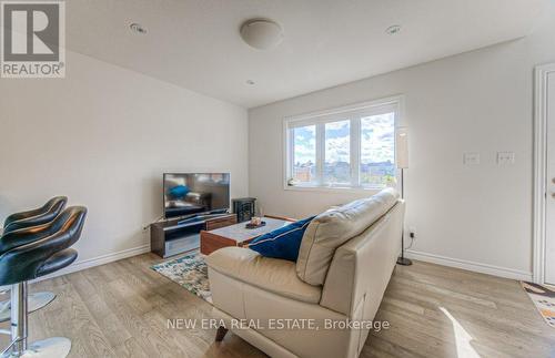 535 Hollybrook Cres, Kitchener, ON - Indoor Photo Showing Living Room