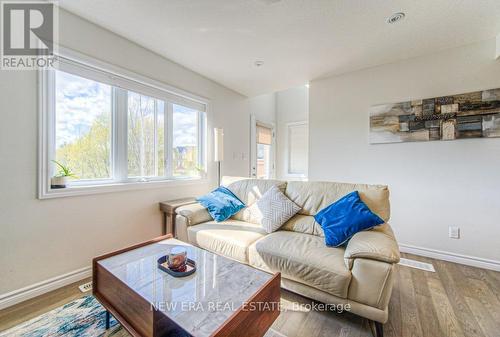 535 Hollybrook Cres, Kitchener, ON - Indoor Photo Showing Living Room