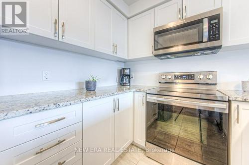 535 Hollybrook Cres, Kitchener, ON - Indoor Photo Showing Kitchen With Upgraded Kitchen