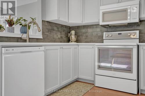 34 - 175 Fiddlers Green Road, Hamilton, ON - Indoor Photo Showing Kitchen