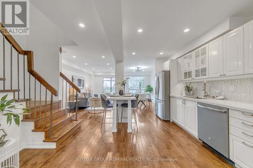 81 Greenbelt Crescent, Richmond Hill, ON - Indoor Photo Showing Kitchen With Upgraded Kitchen