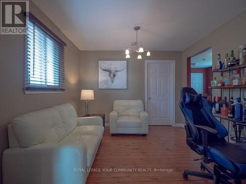 17 Blue Jay Blvd, Georgina, ON - Indoor Photo Showing Living Room