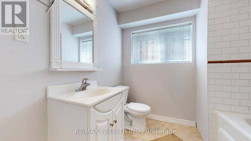 60 Country Lane, Barrie, ON - Indoor Photo Showing Bathroom