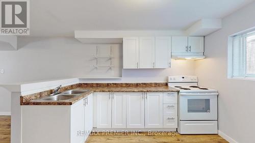 60 Country Lane, Barrie, ON - Indoor Photo Showing Kitchen With Double Sink